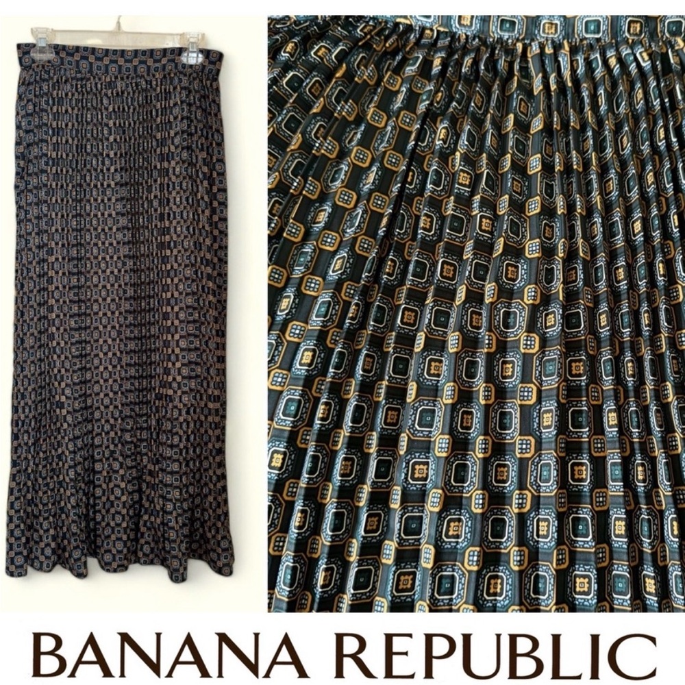 BANANA REPUBLIC PLEATED MAXI SKIRT. SIZE 4. FLOWY, SILKY, LINED SKIRT. BACK ZIP